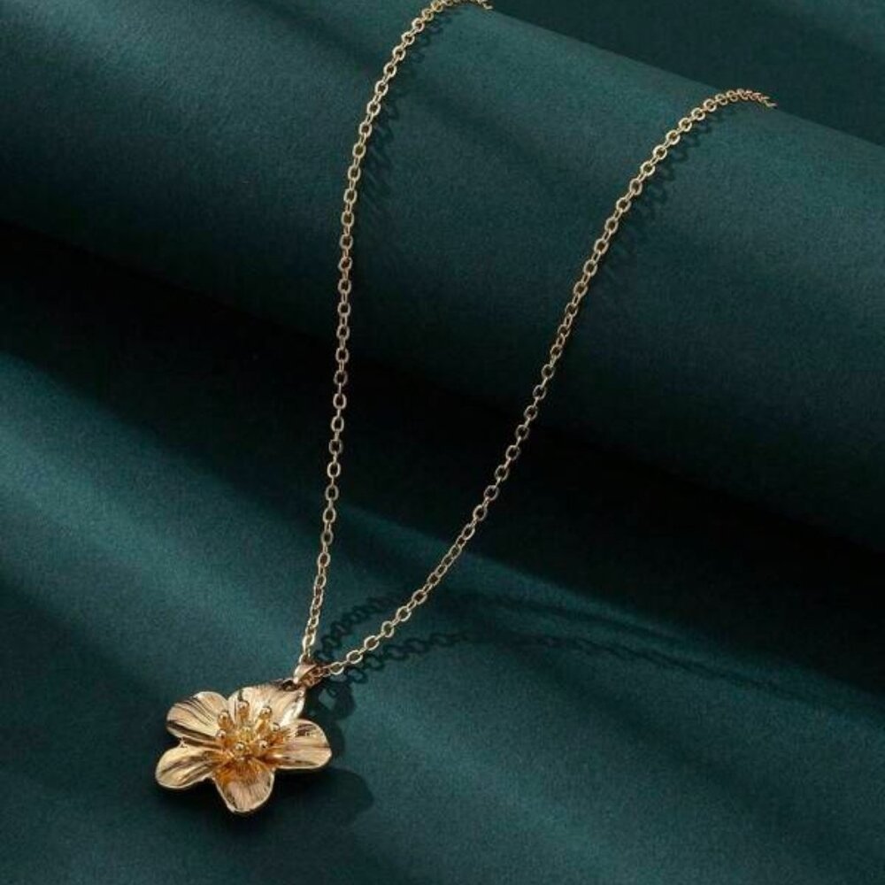 One Piece Flower Pendant Necklace - Picture 2 of 2